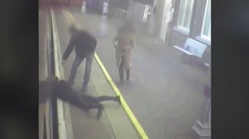 Giải cứu hành khách rơi xuống dưới đường tàu gây thót tim