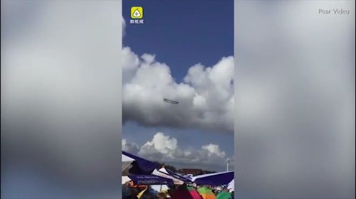 Vòng tròn kỳ lạ lơ lửng trên bãi biển đông người ở TQ