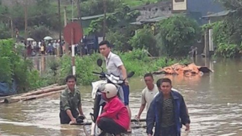 Lũ trên núi đổ xuống như thác, dân không dám qua đường