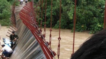 Lũ cuốn bật trụ cầu ở Điện Biên, người và xe treo lơ lửng