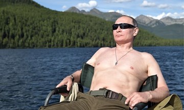 Đàn ông Nga thi nhau “cởi trần chụp ảnh” giống Tổng thống Putin