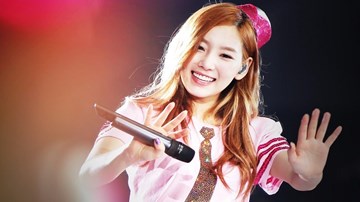 Taeyeon (SNSD) bị đẩy ngã và đụng chạm thân thể tại sân bay Jakarta