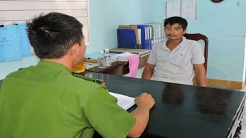 Mâu thuẫn trong quán cà phê, vác AK bắn xuyên họng đối thủ