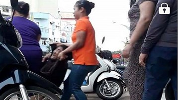 Cụ bà bán rong bị nhân viên quán phở khiêng ra đường gây phẫn nộ