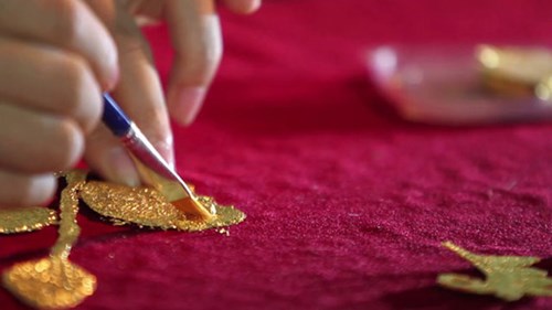 Chiêm ngưỡng kỹ thuật dát vàng 9999 trên áo dài Việt Nam sẽ trình diễn ở Mỹ