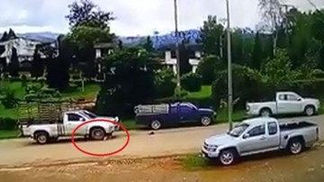 Trẻ 15 tuổi lùi xe ô tô rồi bất ngờ đâm phải đôi vợ chồng đi bộ trên đường