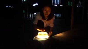 Chào thua màn nướng bánh gato bằng bóng đèn đường của 