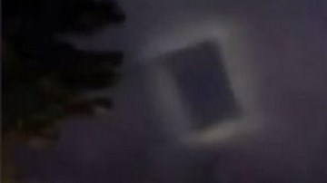 UFO hay cổng vũ trụ xuất hiện trên trời ở Trung Quốc?