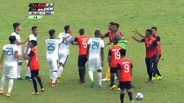 Cầu thủ U22 Indonesia và Đông Timor biến sân cỏ thành võ đài