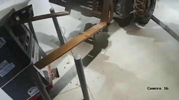 Siêu trộm điều khiển xe nâng hạng nặng, mang cả cây ATM đi