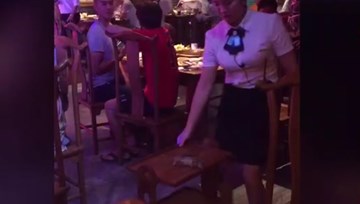 Chuột rơi xuống từ trần quán lẩu, giãy chết trước mặt thực khách