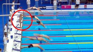 Bất chấp hiệu lệnh, một kình ngư đứng cầu nguyện cho các nạn nhân khủng bố