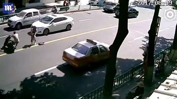 Ngã lộn nhào giữa đường, xe máy tự rồ ga bỏ chạy vì 
