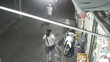 Trộm vứt xe bỏ chạy khi bị cô chủ nhà phát hiện