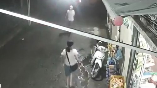 Trộm vứt xe bỏ chạy khi bị cô chủ nhà phát hiện