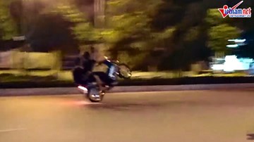 Khiếp đảm 'quái xế' rú ga, bốc đầu giữa phố Hà Nội