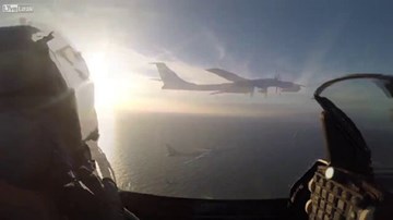 Xem chiến cơ Đan Mạch chặn máy bay ném bom Nga