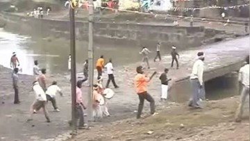 Hơn 400 người bị thương trong lễ hội ném đá kỳ lạ