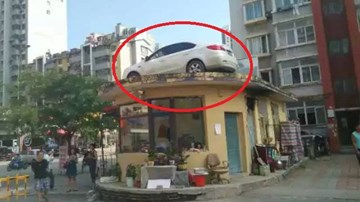Ô tô đỗ chắn cổng chung cư, dân giận dữ thuê xe cẩu treo thẳng lên mái nhà