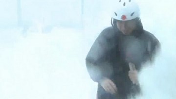 MC thời tiết bị sóng đánh văng khi đang đưa tin bão Hato