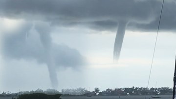 Cảnh tượng siêu hiếm: 2 vòi rồng cùng lúc xuất hiện ở Florida, Mỹ
