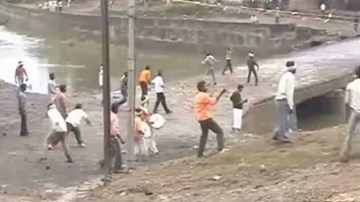 2 làng đổ ra đường ném đá vào nhau theo tục lệ, 400 người bị thương