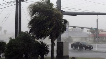 'Siêu bão thập kỷ' đổ bộ Texas, Mỹ ban bố tình trạng thảm họa