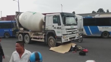 Hiện trường vụ xe bồn cán chết người phụ nữ 61 tuổi ở Sài Gòn