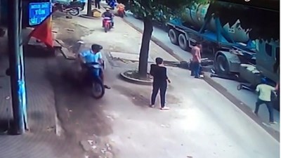Ngã xuống đường sau va chạm, hai thanh niên bị xe bồn cán qua người