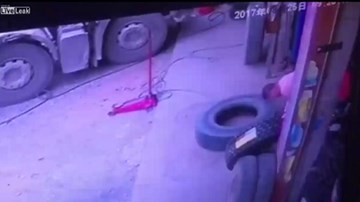 Lốp xe tải đột ngột phát nổ khiến người đàn ông chết thảm