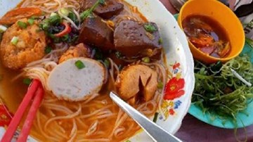 Quán bún riêu có tuổi gần bằng một đời người giữa lòng Sài Gòn