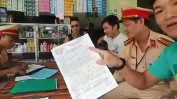 Sau phạt tốc độ, CSGT có 'hành động lạ' cùng người vi phạm