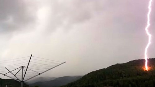 Sét đánh dữ dội như bom nổ, người đàn ông liều lĩnh đứng quay phim