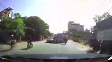 Liều mình vượt kèm giữa hai ôtô