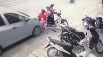 Bị ô tô chạy ẩu tông văng, 3 mẹ con thoát chết thần kỳ