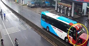 Xe tải 'hôn' xe khách chạy ngược chiều ở Quảng Ngãi