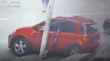 Dùng chân để ngăn ô tô bị trôi, người phụ nữ khiến cư dân mạng nghẹn lời