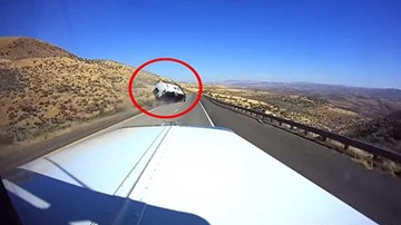 Xe SUV Ford lật nhào trên xa lộ do lái tốc độ cao