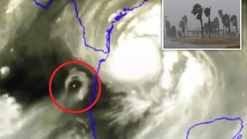 Vật thể bí ẩn xuất hiện bên cạnh siêu bão đổ bộ vào Mỹ