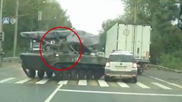 Lính Nga lái xe tăng ra phố, đâm ô tô rồi vẫy tay xin lỗi