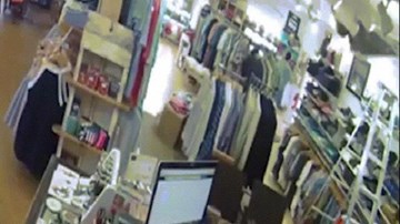 Đang mua sắm, thấy có người rơi xuyên thủng trần nhà xuống đất
