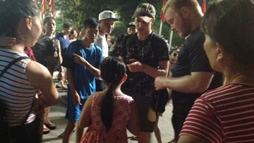 Người mẹ Nghệ An lên Hà Nội bán hoa quả để con được nói tiếng Anh với Tây