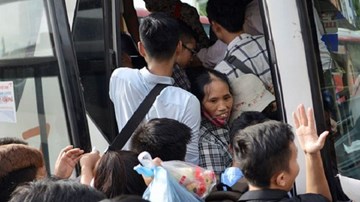 Xô đẩy, chen lấn nghẹt thở mới rời nổi Hà Nội về nghỉ lễ 2/9