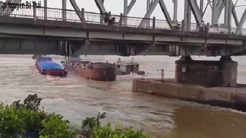 3 tàu đâm sầm vào nhau trên sông Đuống, người trên tàu hoảng loạn