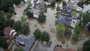 Bão lũ gây chết người hoành hành khắp thế giới