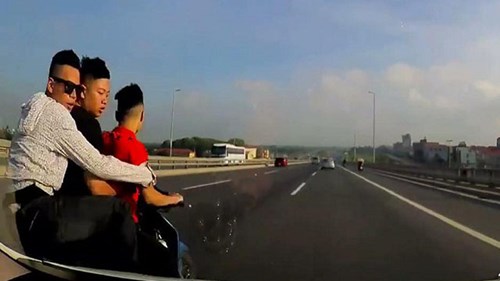 Đi xe máy kẹp ba lạng lách trước đầu ô tô, trêu ngươi 'tử thần'