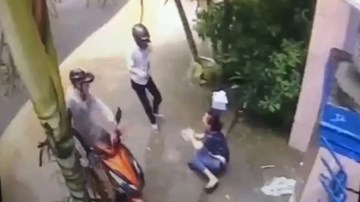 Cô gái bất ngờ bị đấm vào mặt để cướp xe máy giữa ban ngày