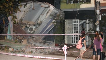 'Tiếng sập nhà khủng khiếp như động đất, bụi bay xa hàng trăm mét'