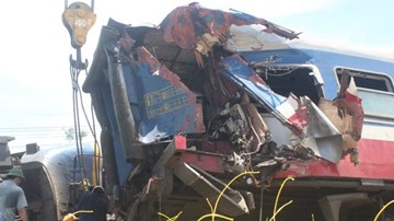 Vụ lật tàu SE3: Chưa thể cẩu đầu máy 80 tấn bung khỏi đường ray