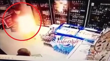 Bị từ chối tình cảm, người đàn ông châm lửa tự thiêu trong siêu thị